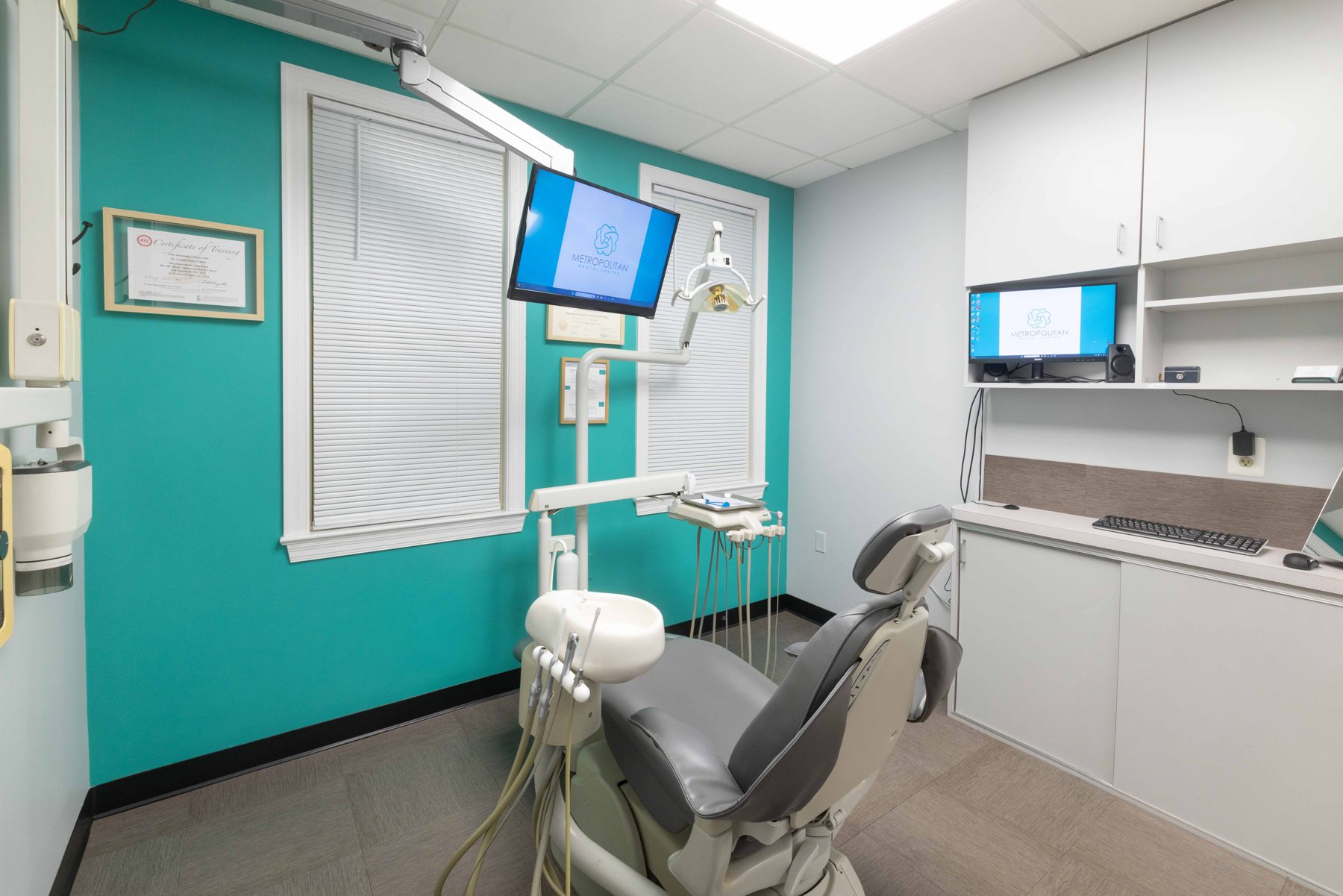 A treatment room with a patient chair at Metropolitan Dental Centre in Fairfax, Virginia